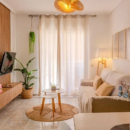 Appartement Coastal Comfort With Pool & Parking